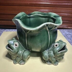 Vintage Majolica-style Ceramic Frog Planter. 3 Footed Frogs Made In China